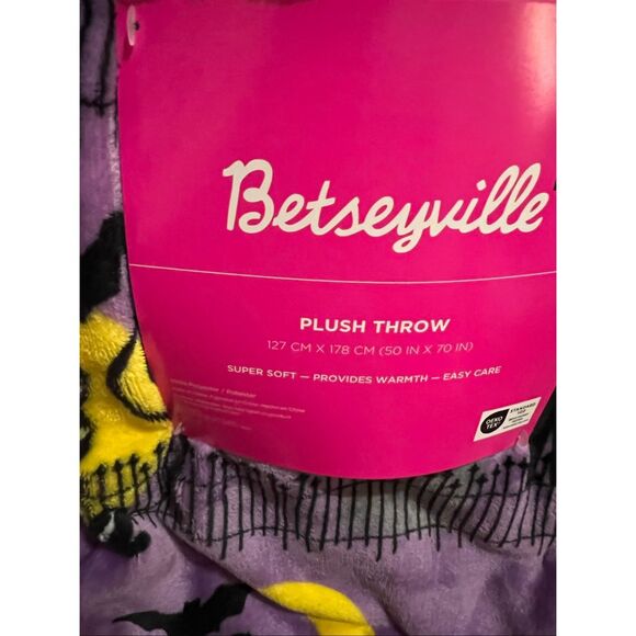 NWT BETSEYVILLE BETSEY JOHNSON Halloween Throw Blanket Black Cat Purple w/Hanger - Picture 6 of 9